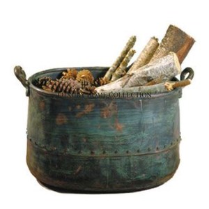 Seau à charbon en métal de qualité supérieure de style industriel avec détails en relief pour un accessoire décoratif et fonctionnel pour la maison - Product Image 1