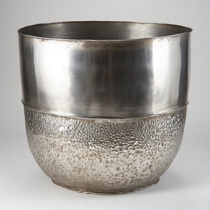 Maceta de martillo Mirage plateada con perfil ancho y acabado artístico adecuado para decoración de entrada o esquinas decorativas - Product Image 3