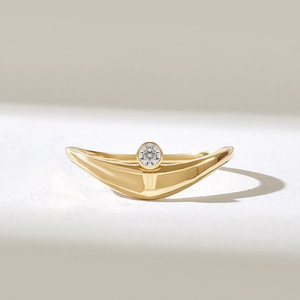 Anillo DE BODA curvo derretido de diamante cultivado en laboratorio redondo de calidad superior con anillo llamativo apilable delicado de oro de 14K - Product Image 5