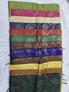 Dupatta en soie tissée pour femmes avec motif jacquard floral traditionnel idéal pour les fêtes de festivals et les tenues ethniques élégantes - Product Image 2