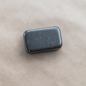 Piedra de masaje rectangular de shungita pulida de 3*0.8*1.6 pulgadas (75*20*40 mm) - Product Image 5