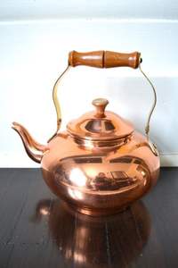 Tetera de cobre pulido a mano con construcción duradera y diseño de mango vintage perfecto para decoraciones rústicas para el hogar - Product Image 4