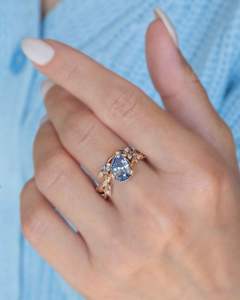 Anillo de Plata de Ley 925 con Baño de Oro de 18K y Topacio Azul Natural en Forma de Pera, Estilo Americano Vintage, de Mehrajudin Gems - Product Image 2