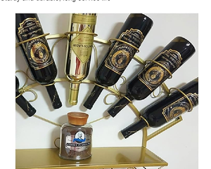 Porte-bouteilles en métal doré pour comptoir, au design unique et incurvé, peut contenir jusqu'à quatre bouteilles, disponible à prix de gros. - Product Image 1