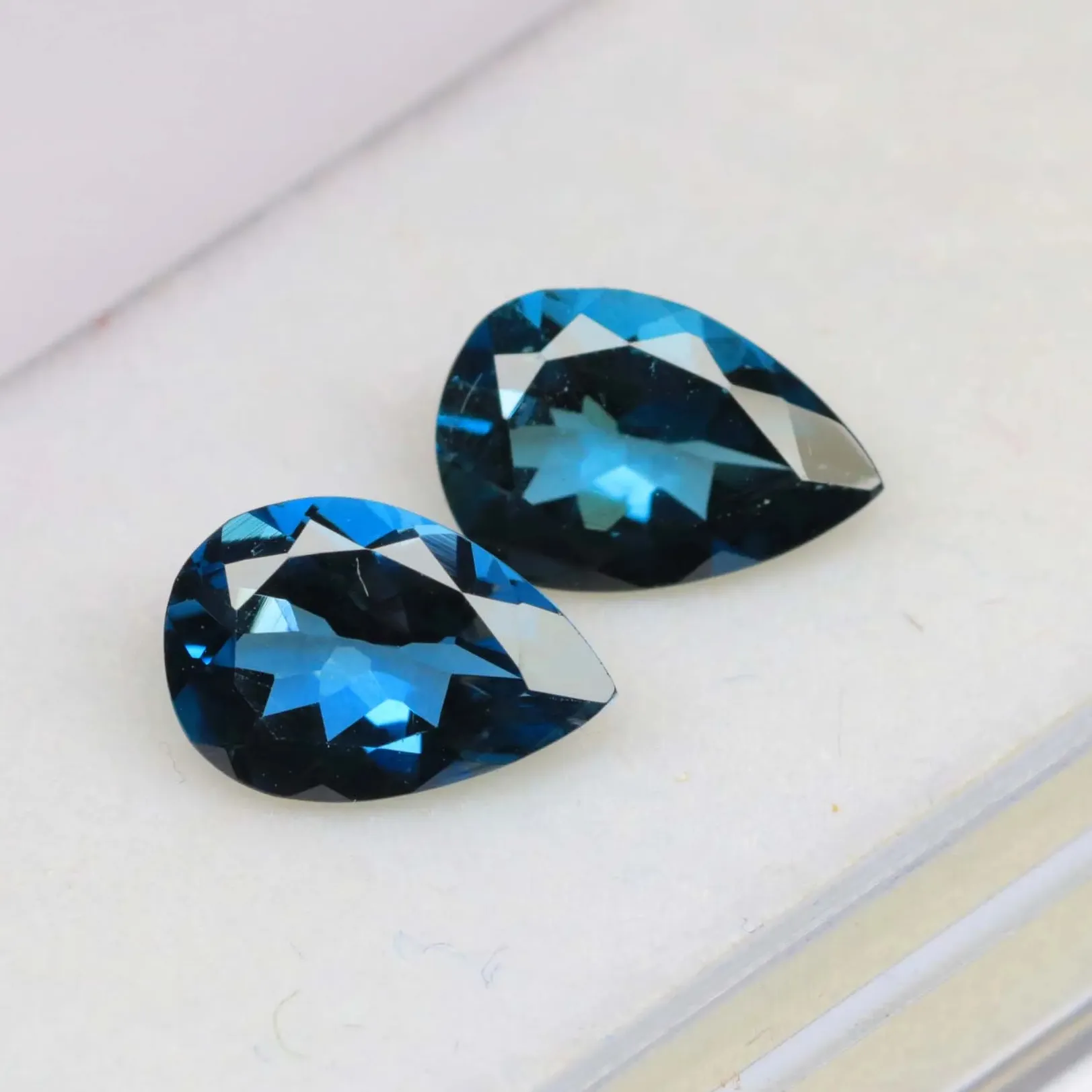 Sfaccettato londra topazio blu gemma coppia londra topazio blu da pera brasile taglio pietre preziose dimensioni 10x6x4mm