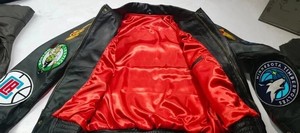 ผู้ผลิต OEM แจ็คเก็ตหนังแท้ทั้งตัว พร้อมป้ายปักคุณภาพสูง แจ็คเก็ตหนังวาร์ซิตี้แบบกำหนดเองสำหรับผู้ชายสไตล์นักศึกษา - Product Image 4