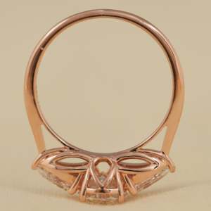 Bague en diamant de laboratoire ovale géométrique à trois pierres, clarté VS, certifiée IGI, plaquée or jaune rhodié - Product Image 4