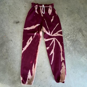 Pantalones de chándal acampanados de felpa con lavado ácido y bordado gráfico para hombre, con logo personalizado, apilados, de invierno, gruesos y transpirables - Product Image 1