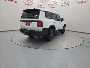 Bastante usado 2024 Toyota Land C R U I s E R 4WD - Product Image 2