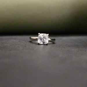 Belle bague de fiançailles unisexe en acier inoxydable 18 carats avec diamant moissanite taille coussin, certifiée IGI, cadeau tendance - Product Image 2