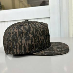 Gorra de 5 Paneles con Visera Plana, Estilo Camuflaje, con Cierre a Presión, Logotipo Personalizado, para Exteriores y Estilo Urbano, Fabricación OEM en Vietnam - Product Image 2