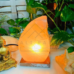 Lampe en sel de l'Himalaya tendance, sculptée sur mesure, design personnalisé, décoration d'intérieur de haute qualité, fabriquée au Pakistan - Product Image 2