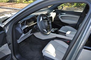 รถยนต์ออดี้ อี-ทรอน ควอตโตร โครโนส ปี 2022 ไมล์น้อย เกียร์อัตโนมัติ พวงมาลัยนุ่ม ระบบเชื้อเพลิงแบบผสม (น้ำมัน/ไฟฟ้า) แบตเตอรี่ลิเธียม - Product Image 2