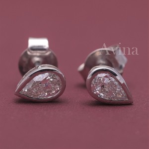 Boucles d'oreilles clous en diamant de culture certifié IGI, taille poire, serties clos, en or 18 carats, avec fermoir à vis - Product Image 1
