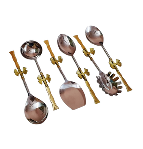 Juego de cubiertos metálicos con mangos en forma de lazo ofrece una excelente relación calidad-precio, combinando durabilidad, estilo y utilidad a largo plazo. - Product Image 5