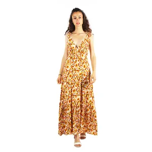Красочное летнее платье с V-образным вырезом: Стильное платье без рукавов с яркими узорами, идеально подходит для фестивалей среднего размера
