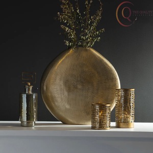 Vase de table en métal contemporain conçu pour sublimer la décoration de la table centrale, alliant beauté et durabilité - Product Image 2