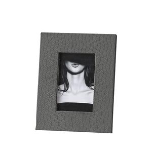 Cadre photo moderne à la mode avec des lignes élégantes et une finition élégante ajoutant du glamour et du charme à n'importe quelle pièce - Product Image 3