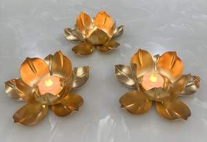 Un mélange parfait de design moderne et d'attrait intemporel, ce porte-bougie doré rehausse votre décoration sans effort. - Product Image 3