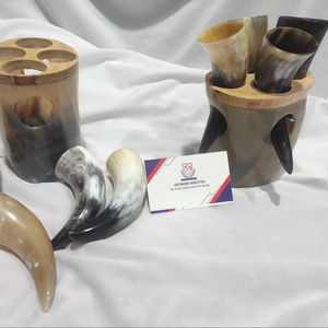 Juego de cuatro cuernos para beber de búfalo natural con soporte decorativo hueco de madera y cuerno. - Product Image 1
