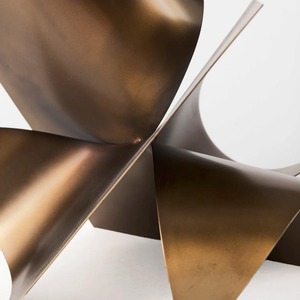 La sculpture de designer d'objet de table décorative artistique moderne ajoute une touche de déclaration créative aux espaces de vie élégants - Product Image 4