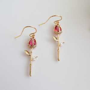 Pendientes de Rosa Rubí Rosa Púrpura, Plata de Ley Natural, Diseño de Rosa Roja y Tallo, Pendientes Huggie Rojos, Regalos para Ella - Product Image 6