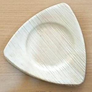 Plato Desechable Triangular Ecológico y Biodegradable de 15 CM, Material de Hoja de Palma, Apto para Servir Alimentos, Congelador y Microondas - Product Image 1