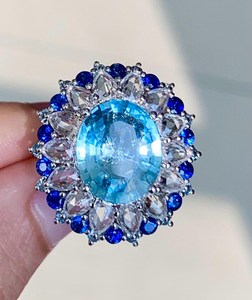 แหวนพลอยสีน้ำเงิน Maria 4.3ct เพทายตัดจากดอกกุหลาบพร้อมแซฟไฟร์ด้านข้างเครื่องประดับชั้นดีราคาพิเศษซานตาทรงรีที่งดงาม - Product Image 5
