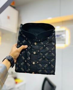 Vêtements ethniques attrayants fantaisie à la mode en soie douce et lourde avec broderie pour hommes Kurta - Product Image 6