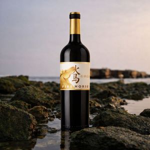 Fire Horse - Vin rouge mélangé bi-variétal premium |   Tempranillo & Syrah 13% ABV 750ml |   Vin rouge espagnol - Product Image 2