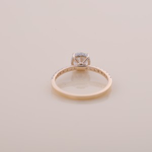 Bague de fiançailles/mariage solitaire en diamant rond brillant cultivé en laboratoire certifié IGI, en or jaune/blanc et rose 9 carats avec bande pavée - Product Image 4