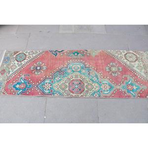 Alfombra Vintage de 1.9x5.9 pies, Alfombra Turca Abstracta de Lana Roja y Azul - Product Image 4