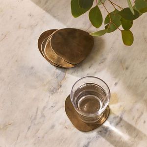 Sous-verres élégants en aluminium avec surface métallique brossée et design antidérapant pour un placement sûr et élégant de la table - Product Image 4