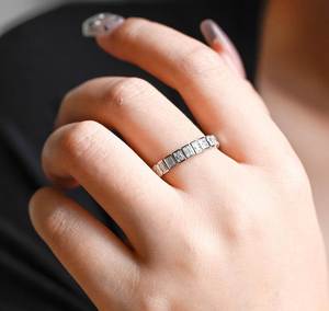 Anillo de Compromiso Romántico con Moissanita Cultivada en Laboratorio, Corte Esmeralda, Engaste de Bisel 3x2 mm, Oro Blanco de 14K, Tipo Eternity Completo para Niños - Product Image 4