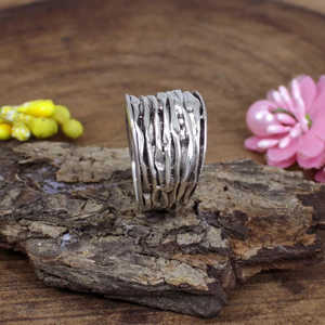 Anillo martillado de plata de ley 92,5 Chapado en rodio con incrustaciones de piedras preciosas de oro blanco amarillo joyería fina elegante para ocasiones de regalo - Product Image 1