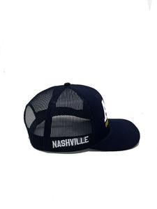 Gorra Trucker Personalizada al por Mayor con Parche, Bordado Multiposición, Logotipo Lateral, Contraste en el Borde Inferior, Cinta Interna Impresa y Cierre Snapback - Product Image 2