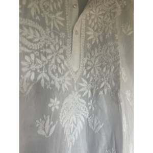 Traje de Baño Floral Empress, Blanco sobre Blanco, Bordado con Botones, Diseño Elegante y Femenino - Product Image 2