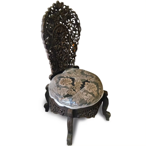 Chaise de salle à manger en bois massif de fabrication indienne Design traditionnel Chaise de loisirs à siège souple pour usage domestique Taille standard en vente - Product Image 1