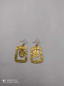 Pendientes de Latón con Patrón de Estilo Vintage - Diseño Antiguo/Moderno Tradicional - Joyería de Lujo Hecha a Mano Chapada en Oro para Boda - Product Image 2