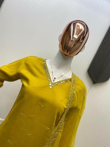 Una Ceremonia de Haldi Color amarillo especial Tamaño perfecto Tela de seda romana Cuello en V Tela india tradicional para novia o niñas - Product Image 4