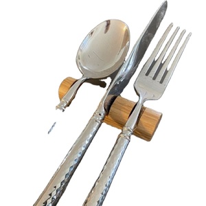 Ensemble de couverts en acier inoxydable martelé, ensemble de luxe avec cuillère, fourchette, couteau et support en bois pour hôtel et restaurant. - Product Image 1