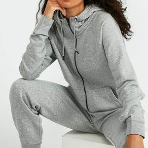 Fabricant de survêtements pour femmes offrant des ensembles de survêtements à capuche et pantalon de survêtement courts en deux pièces avec logo personnalisé en gros, fabriqués en polyester de haute qualité - Product Image 1