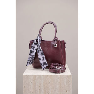 Sac à main zippé avec détail écharpe, en cuir de vachette grainé, à porter à la main et à l'épaule -132 - Product Image 1