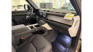 Certifié Propre, Occasion en Bon État, 2024 P400 SE 2023, Faible Kilométrage, Sièges en Excellent État, Sans Accident et Prêt à être Expédié - Product Image 4