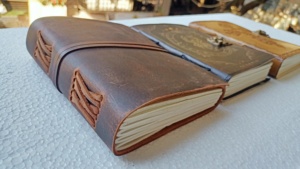 Journaux en cuir sur mesure avec croix en relief, couverture d'aspect antique et couverture imprimée avec des papiers de coton - Product Image 3