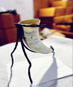 Corne à boire et tasses de meilleure qualité Cadeaux de style viking Corne à bière avec support en fer Corne à boire de bière en agate authentique - Product Image 3