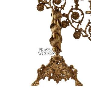 Candelabros de latón antiguo con grabados artísticos ornamentados y múltiples brazos curvos para una elegante decoración Vintage para el hogar - Product Image 3
