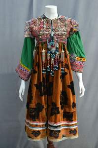 Vestidos coloridos de seda Kuchi para ocasiones especiales Motivos y diseños tradicionales - Product Image 2