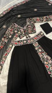 Ensemble Lehenga Choli élégant pour femmes pour les fêtes et les occasions spéciales Vêtements de dames incontournables pour les magasins de vêtements indiens et pakistanais - Product Image 2