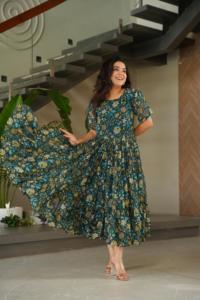 Nueva llegada Traje de diseñador Faux Georgette Frock Estampado floral Suministro al por mayor a un precio barato Compras en línea India Para la venta - Product Image 3